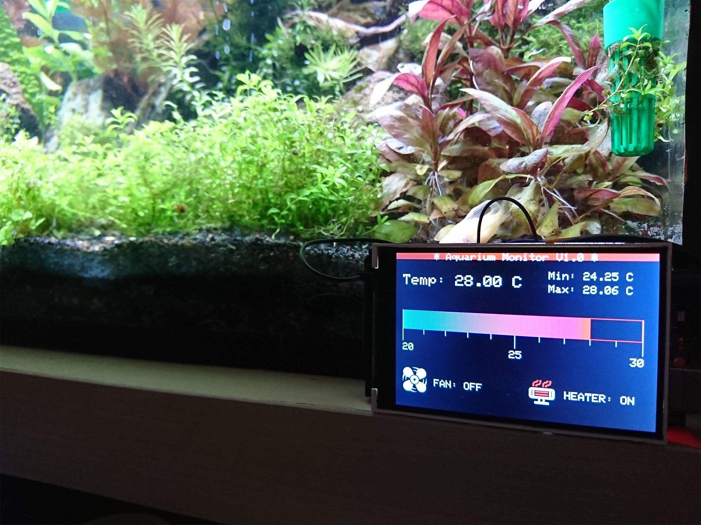A temperature monitor in front of the tank on 9 May 2019, reading 28 °C