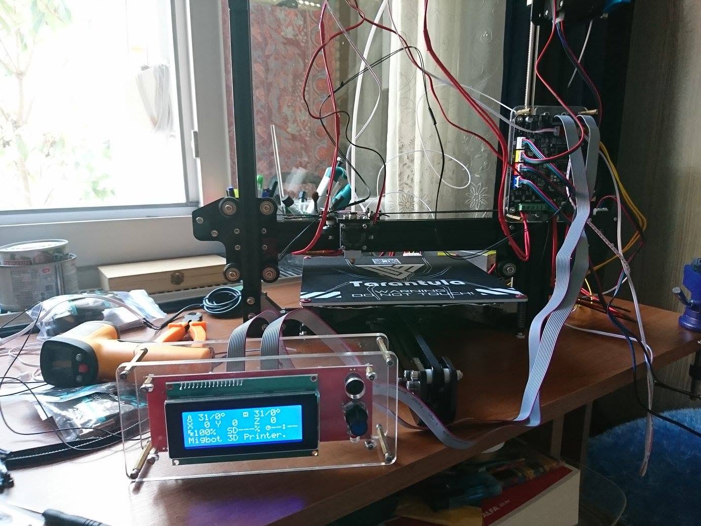 The Tevo Tarantula on a desk, with its screen in front